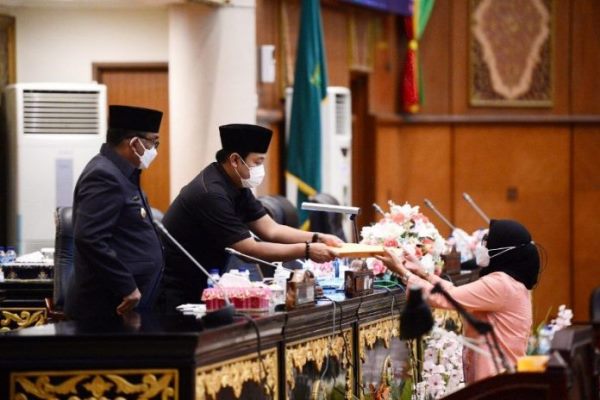 Pansus Sampaikan Ranperda RUED 2021-2050 di Paripurna DPRD Riau